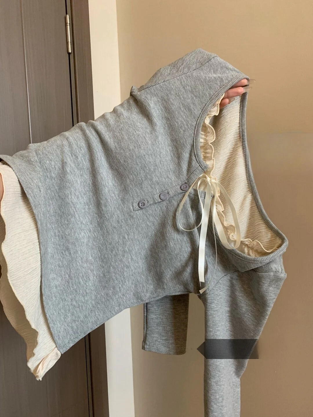   เสื้อยืดแขนยาวทรงสลิมมิ่งสำหรับผู้หญิง ดีไซน์แฟชั่นจาก Inspired Mo Two-Piece ort Sve T-irt