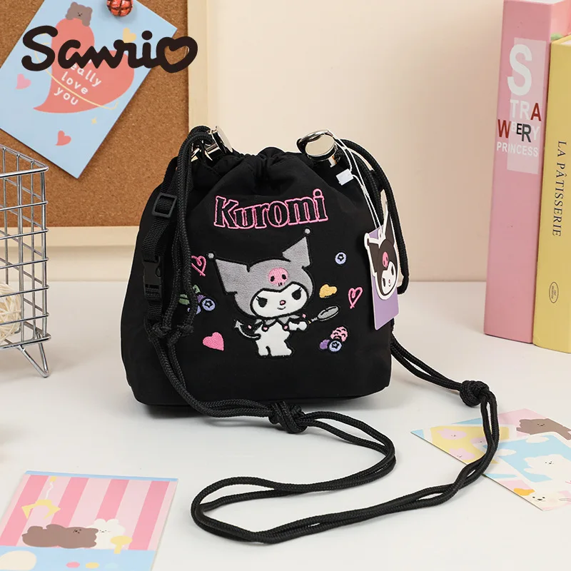 

Официальная серия сумок Sanrio: сумка-ведро, сумка через плечо, сумка-сюрприз с куклой Куроми Китти, красная сумка-сюрприз с Китти.