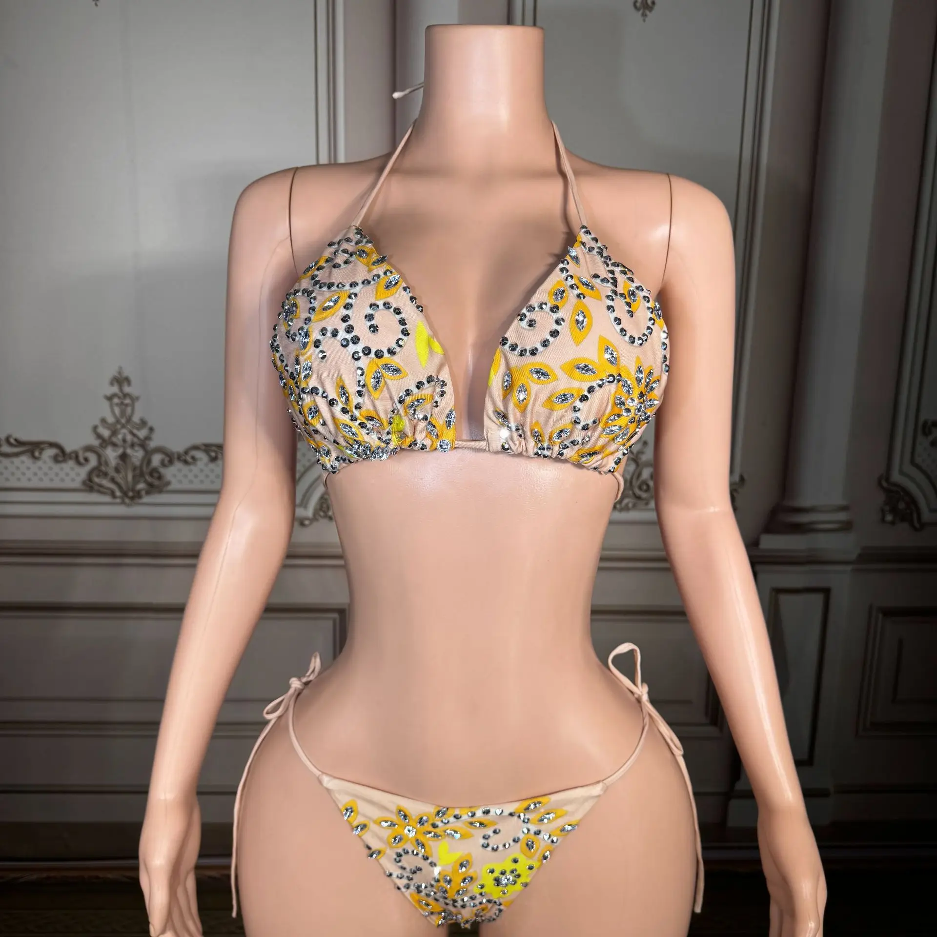 

Separate-piece bikini with European-style floral pattern deep V neckline backless design and sparkling three-point fastening