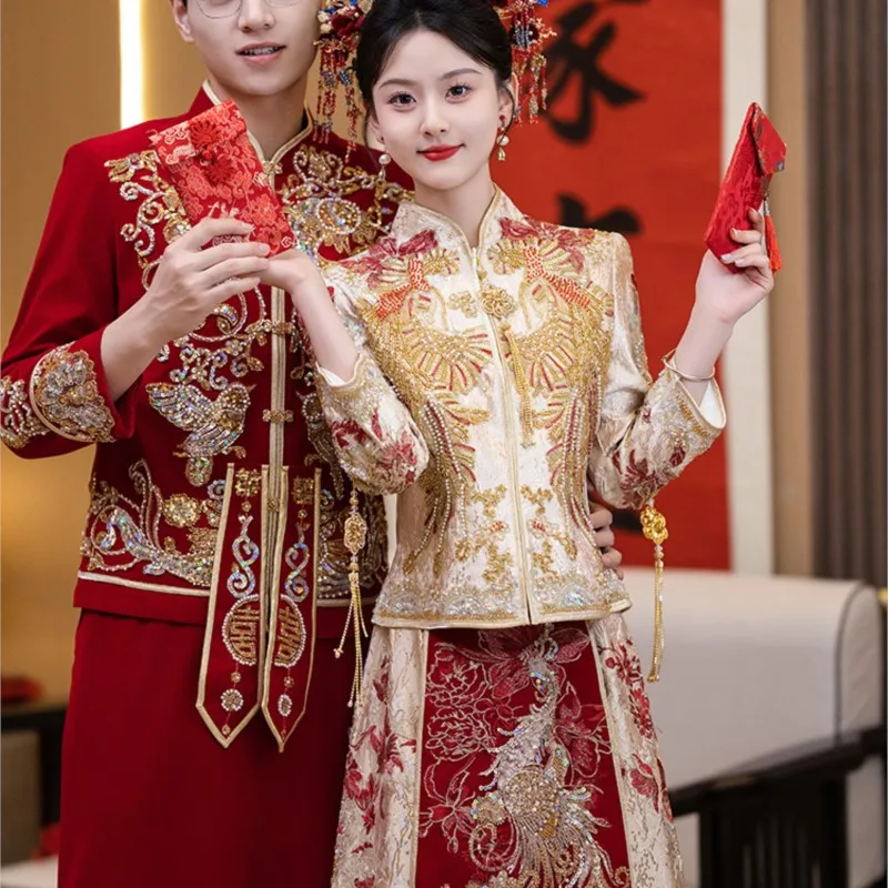 

New Chinese-style phoenix crown and red wedding dress for people to toast marry