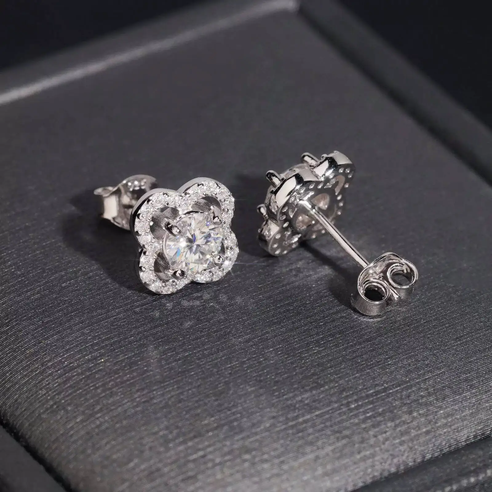 Taoyu 0.5/1.0ct Moissanite Earrings Flower 925 Sterling Silver D Color Diamond Ear Stud For Women Wedding Anniversary Jewelry 3