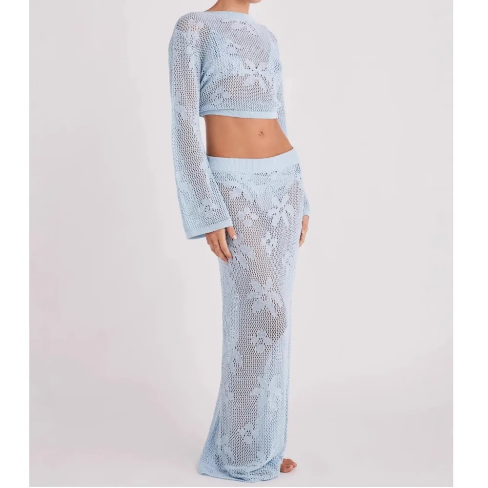 

Вязаный ажурный комплект из двух предметов: укороченный топ с длинными рукавами и юбка. Летний женский пляжный сексуальный костюм. Модный комплект с юбкой. Женские комплекты.