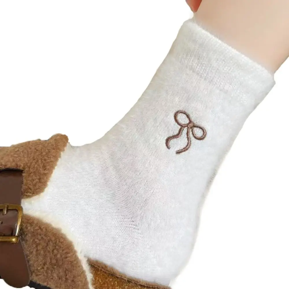 مريحة ارتداء الحلو القوس المنك المخملية الجوارب سميكة شعر رقيق الجوارب مريحة اللون الأبيض الجوارب الدافئة الاستخدام الداخلي