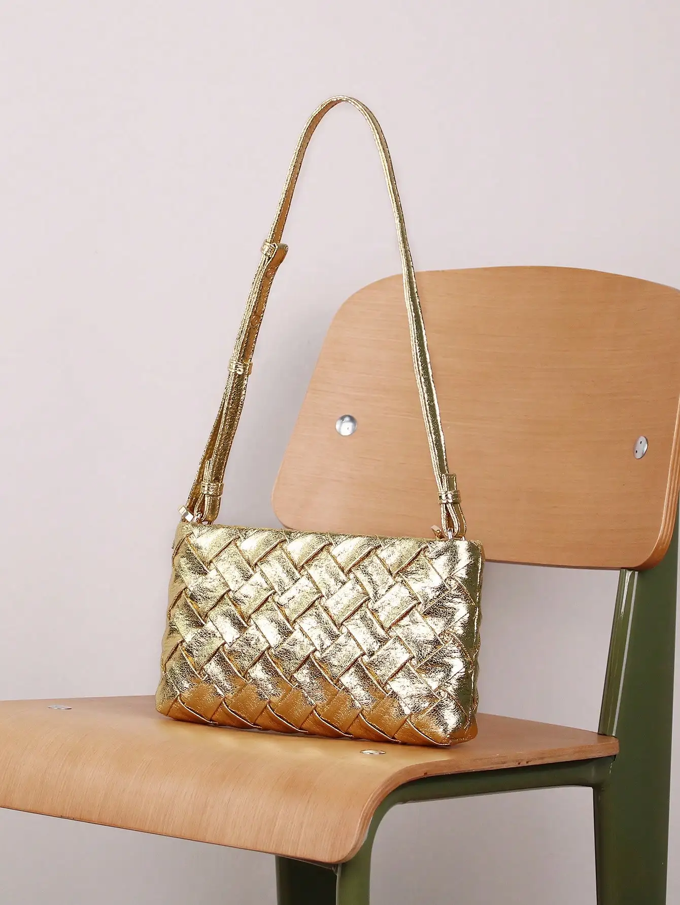 2024 new fashion elegant handbag trend burst crack gold woven embossed shoulder bag minimalist lightweight Joker bag.