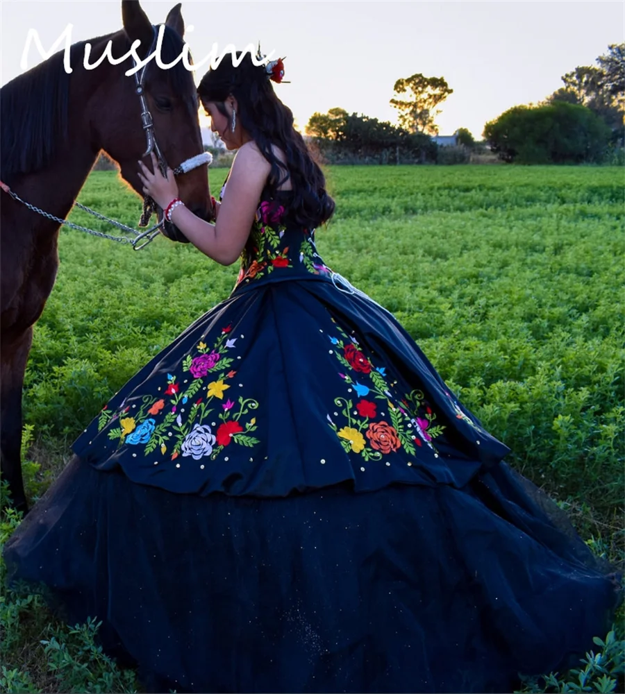 فستان Quincenara المكسيكي الأسود العتيق مع تطريز ملون مخصص Charro Sweet 16 حفلة عيد ميلاد Vestido De 15 Años