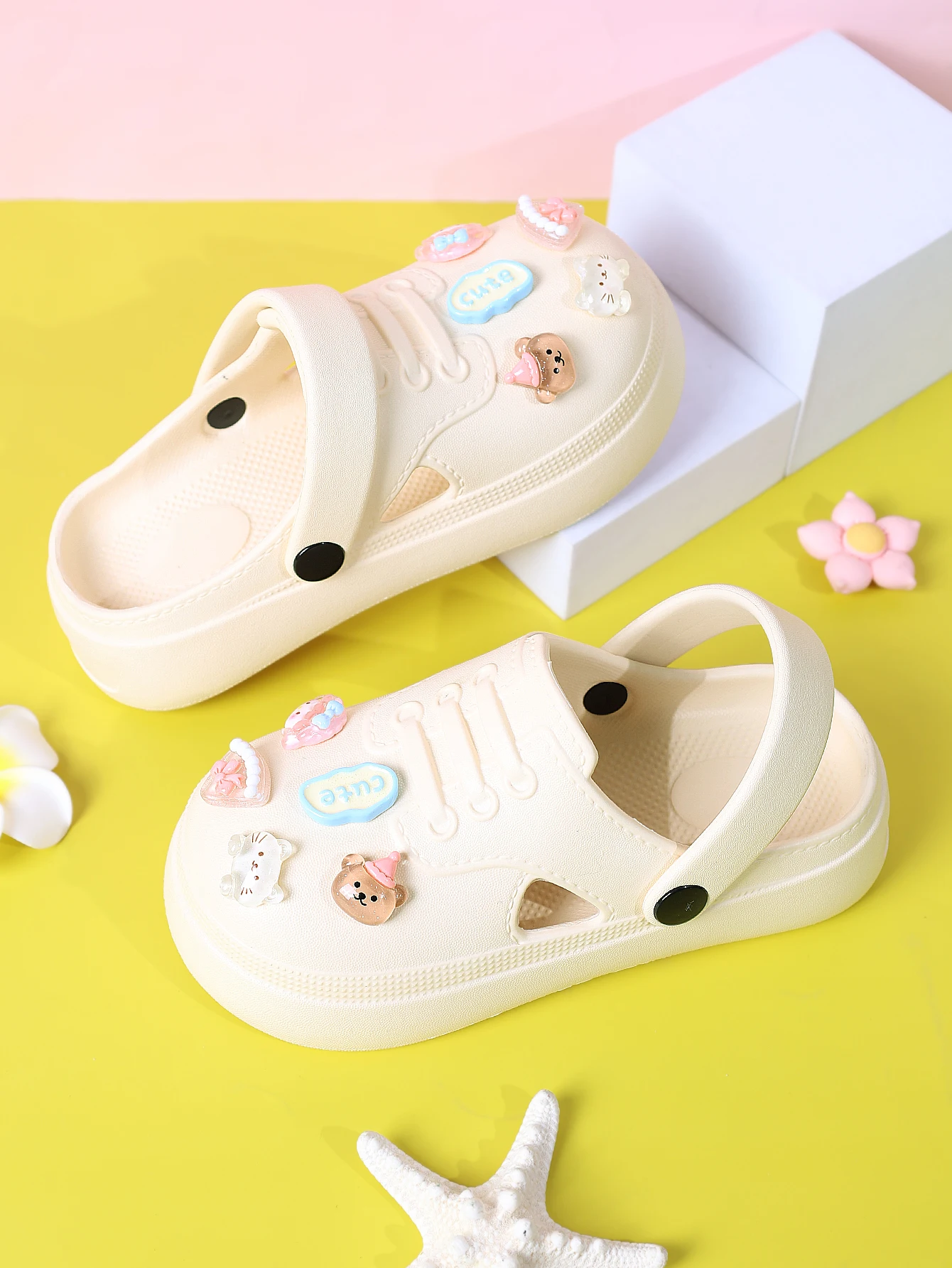 

A Pair of Beige Cartoon Bear Clogs for Boys and Girls, Non-Slip, Comfortable and Wear-Resistant Clogs