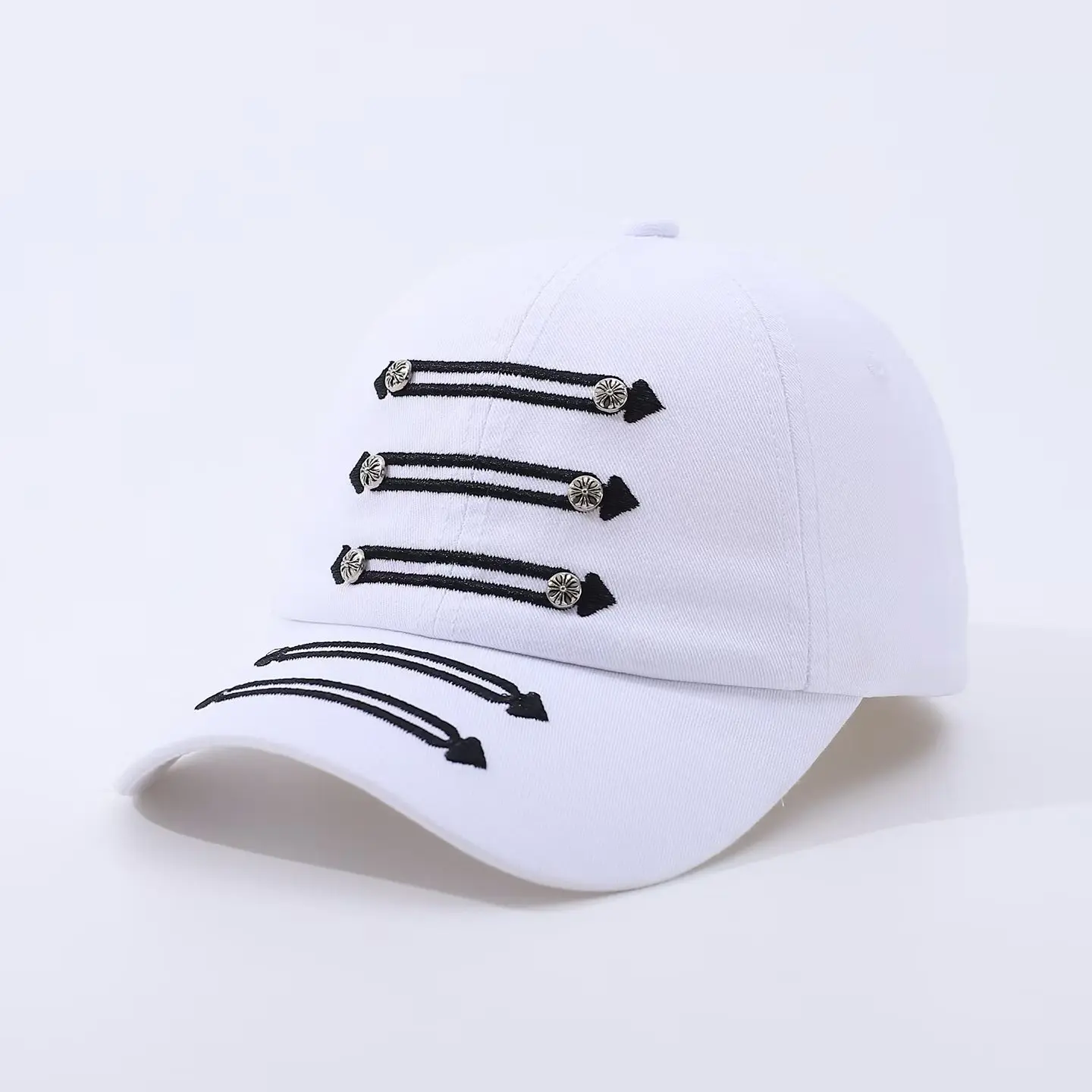 Arrow metal rivet embroidered soft-top baseball cap, retro casual style, suitable for citywalk, shopping, outdoor outings.