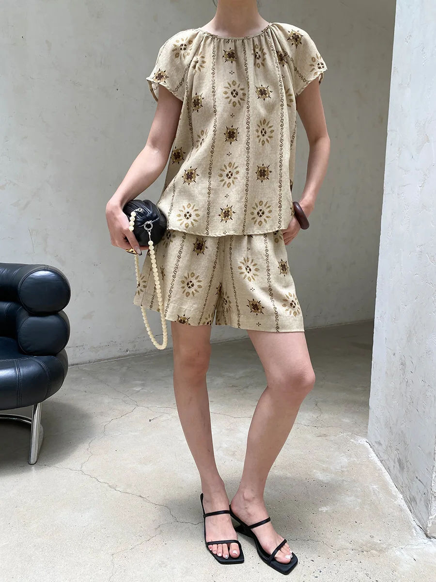 Sommerliches Damen-Set im Retro-Stil mit bedrucktem Rundhals-Kurzarmshirt und lässigen Shorts – Detail 12