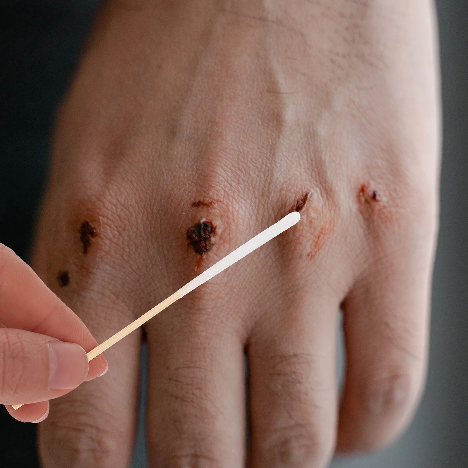 

300Pcs Bamboo Handle Cotton Swabs Pointed Tips Safe Gentle Cleaning Precision Household Portable Beauty Accessory