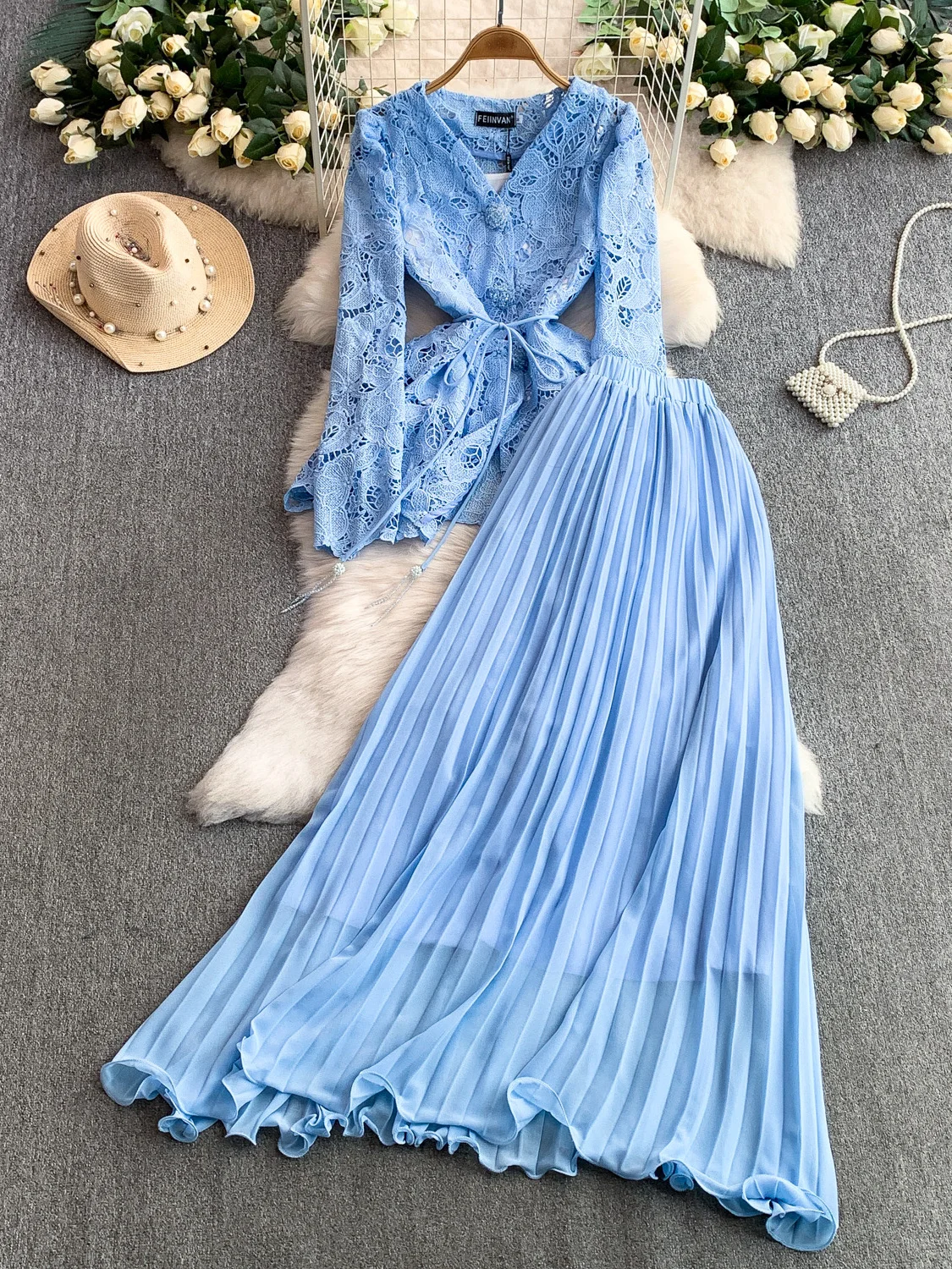 

Комплект из двух предметов: кружевная верхняя одежда с V-образным вырезом и пышными рукавами, плиссированная юбка миди с высокой талией, с богатой вышивкой, зимняя мода