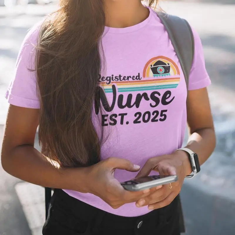 

Зарегистрированная футболка медсестры Est 2025, выпускной колледж, медсестра, школа