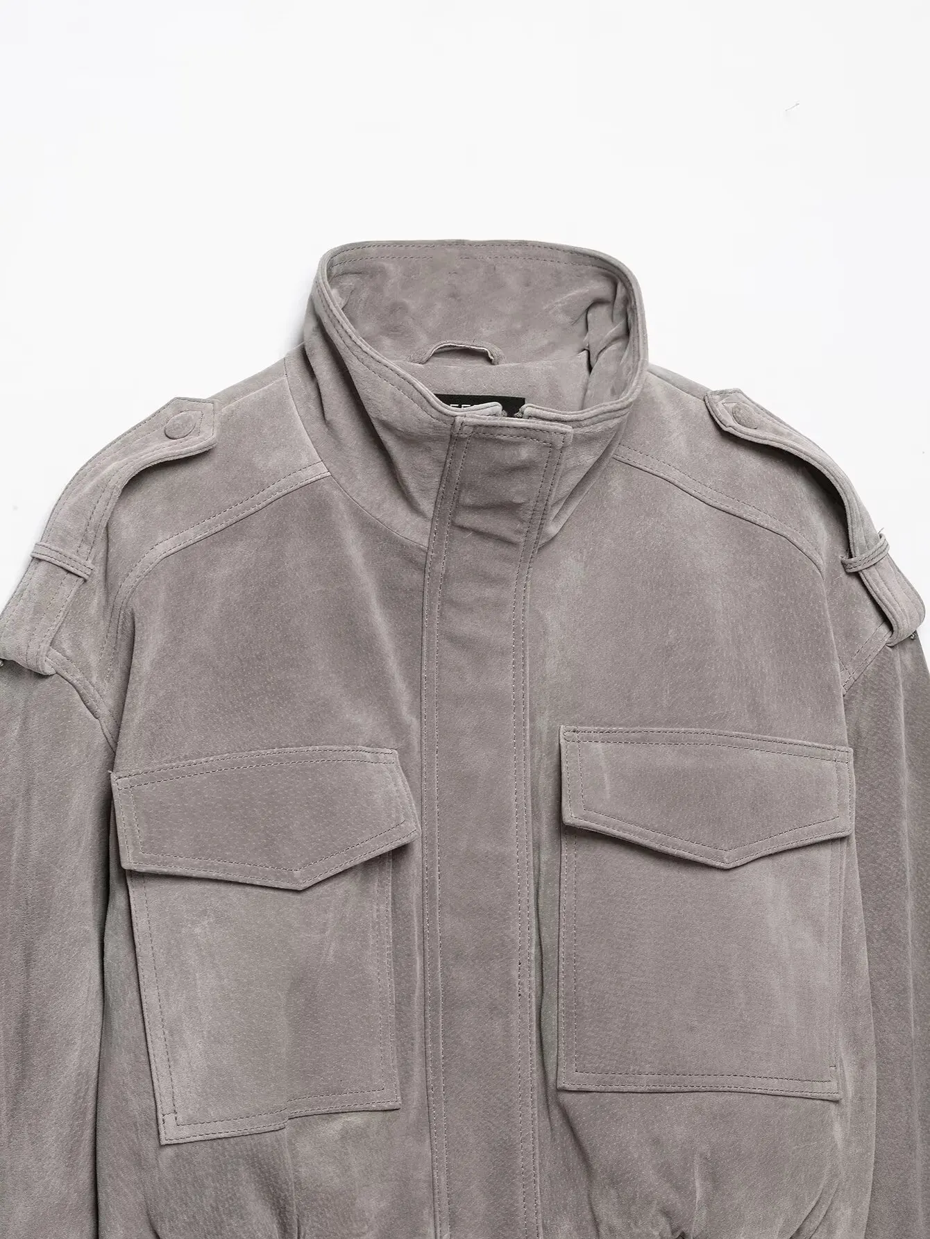 TFMLN Damenjacke aus Kunstwildleder, kurz geschnitten, mit Reißverschluss, aufgesetzten Taschen, lockerer Passform, langen Ärmeln, einfarbig, mit Stehkragen, Herbstmantel. – Detail 6
