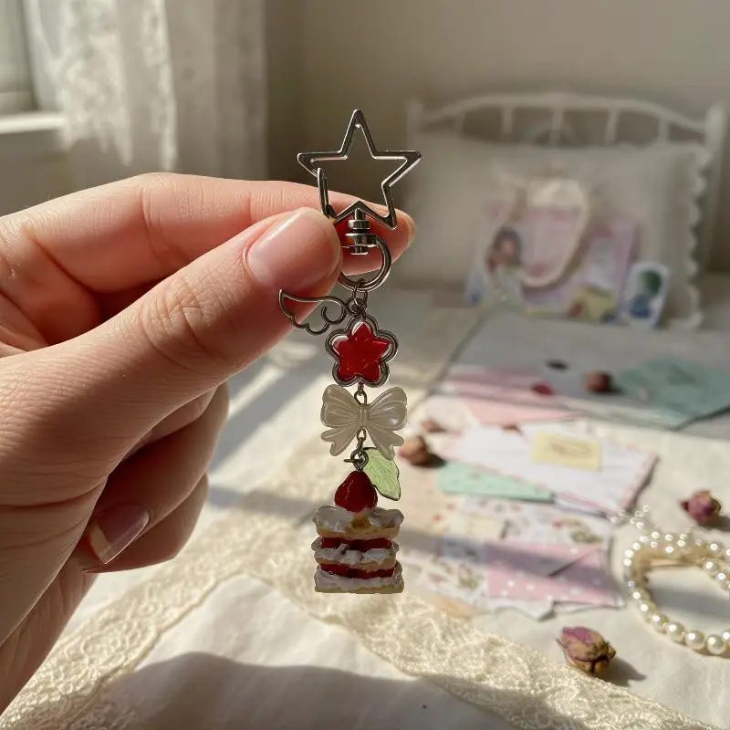 Erdbeerkuchen-Schlüsselanhänger, handgemachter Mini-Lebensmittel-Anhänger, süßer Schmuck für Frauen und Mädchen, Taschendekoration, Geschenk – Detail 5