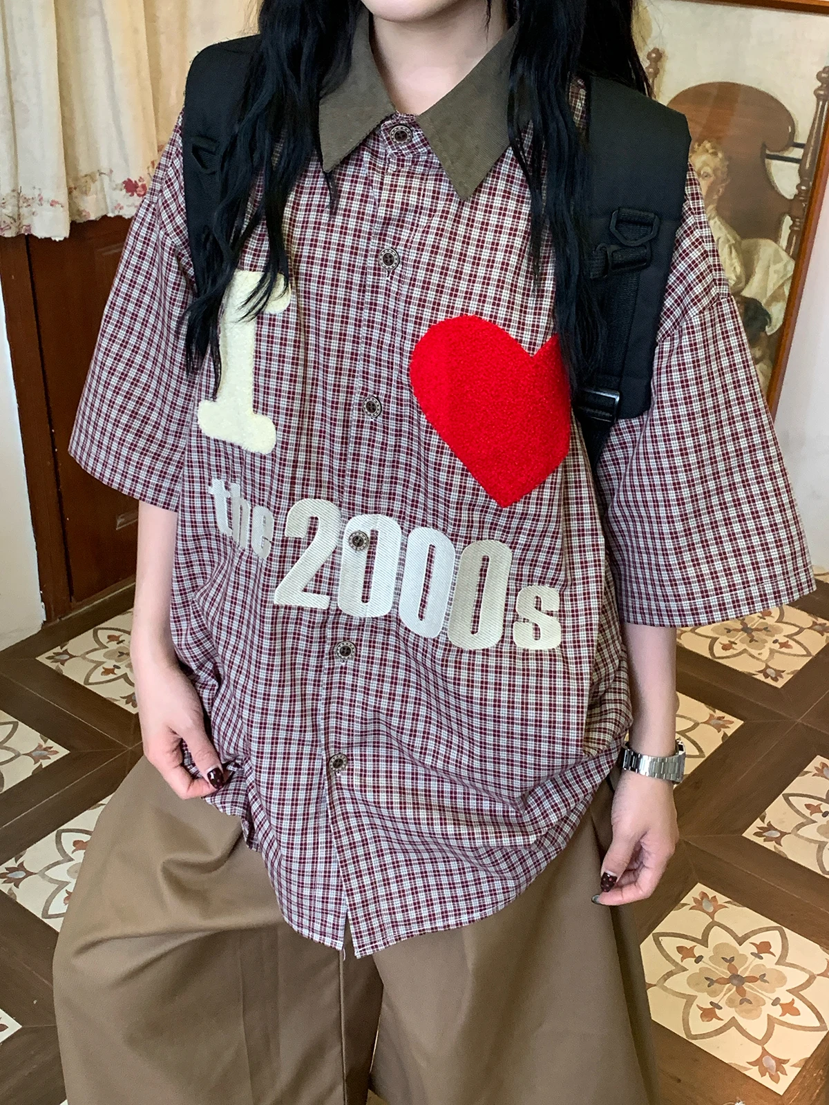 

Рубашка в американском стиле ретро в клетку с коротким рукавом, повседневная, свободного кроя, унисекс, с принтом в виде сердец и букв, удобная, дышащая, женская.