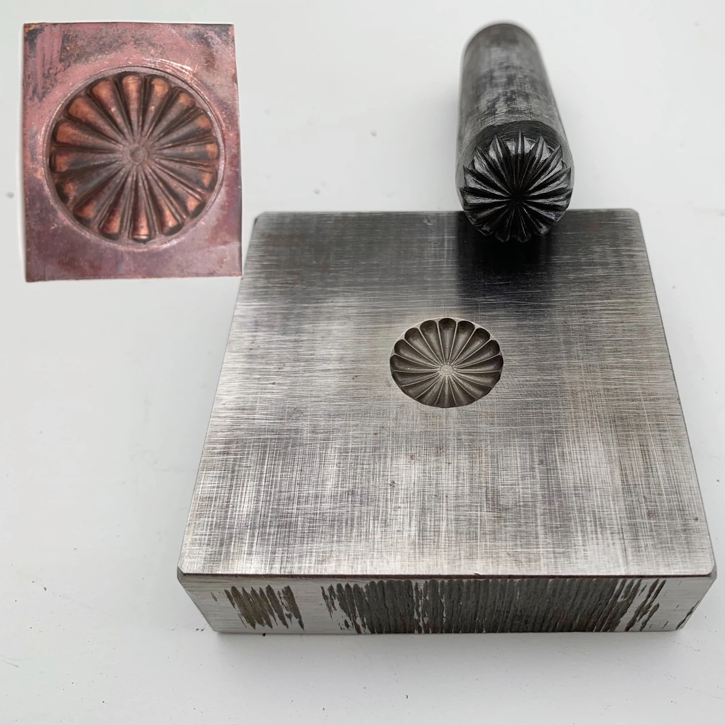 16-petal Flower Pattern Concave-convex Metal Stamps Jewelry Making Die Navajo Style 3D Steel Punching Tools Silver Gold Puncher