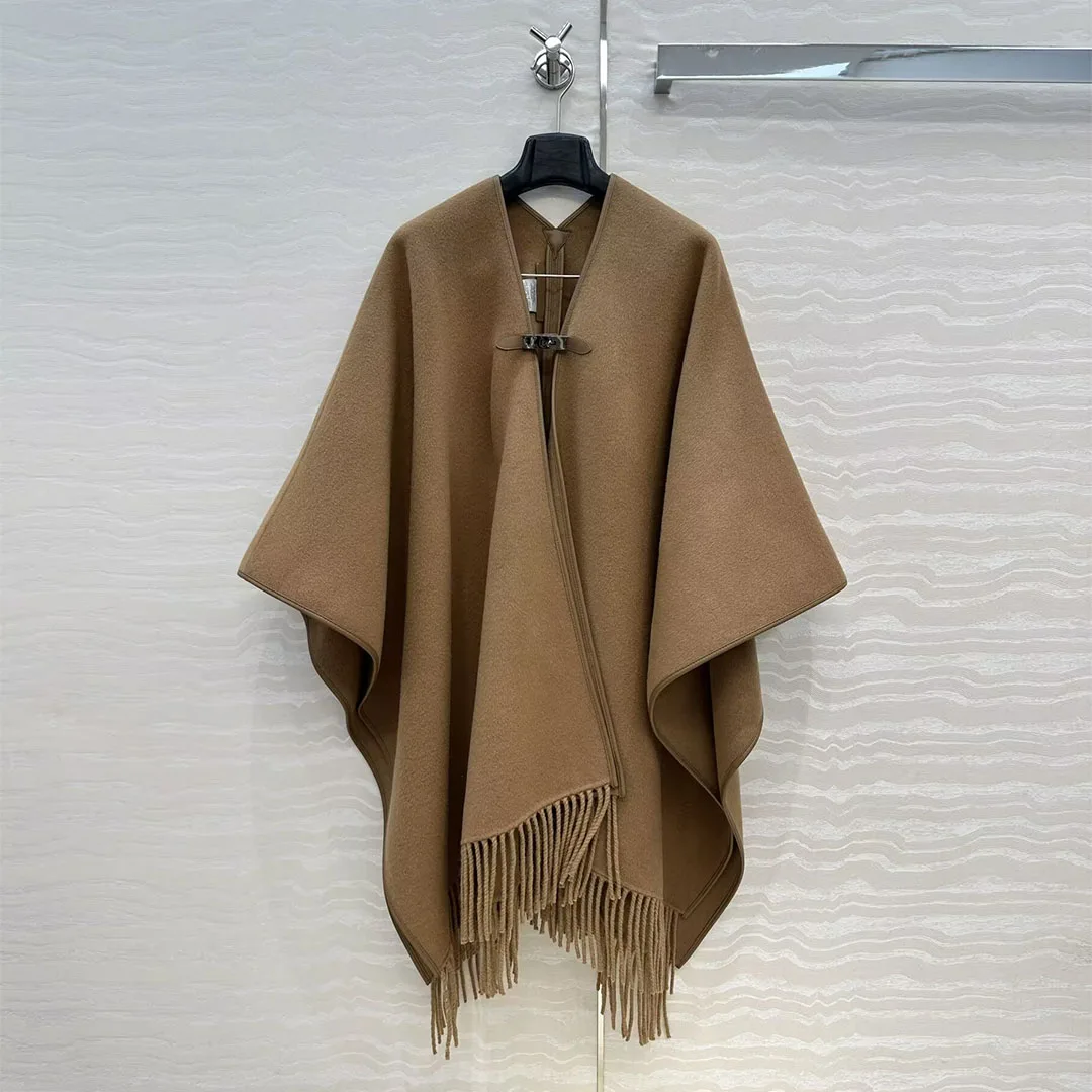 

New Winter Elegant Cashmere Woolen Poncho Coat Women Sheepskin Edging Metal Buckle V-neck Batwing Sleeve Tassel Luxury Cloak