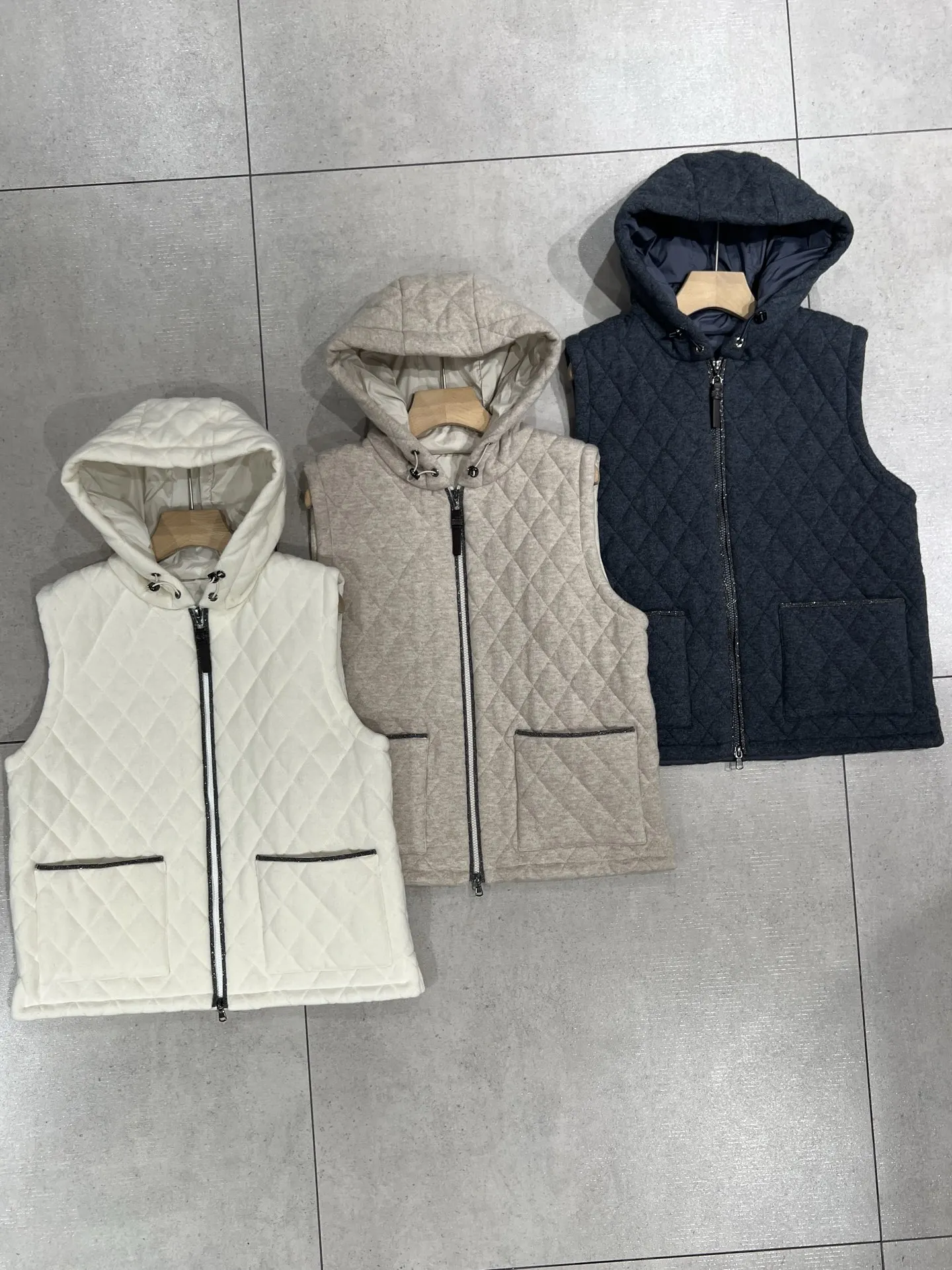 2026Women's Autumn/Winter Hooded Quilted Cashmere Zip-Front Vest