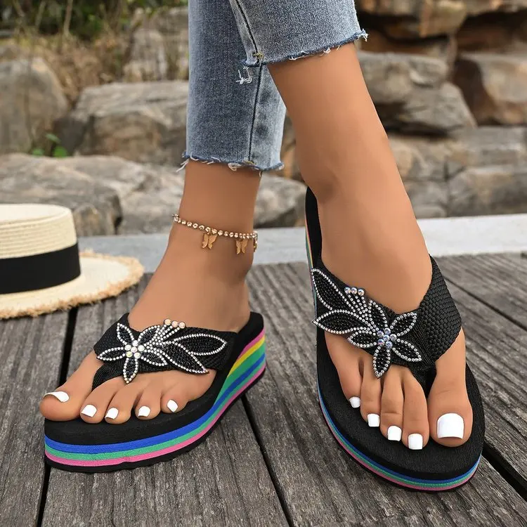 

Женские радужные шлепанцы на танкетке с цветочным декором из страз, с открытым носком, из ЭВА, нескользящие пляжные сандалии для лета