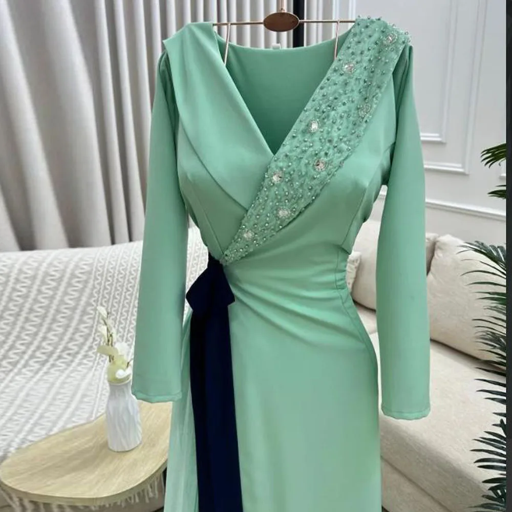 فساتين لحضور الحفلات الموسيقية بطول الكاحل بطيات مخصصة 2025 رقبة على شكل V وأكمام طويلة على شكل حرف A فستان رسمي للحفلات المسائية مع شريط