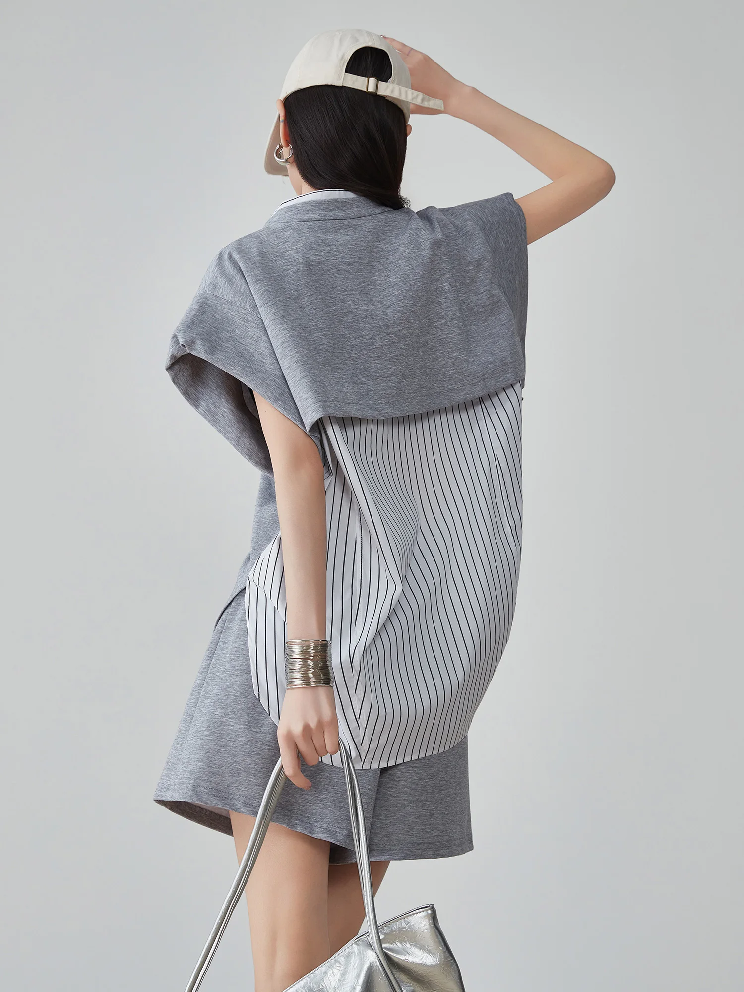 

Модный повседневный спортивный комплект из двух предметов: свободная футболка с V-образным вырезом и коротким рукавом, шорты с высокой талией, с полосатыми вставками.