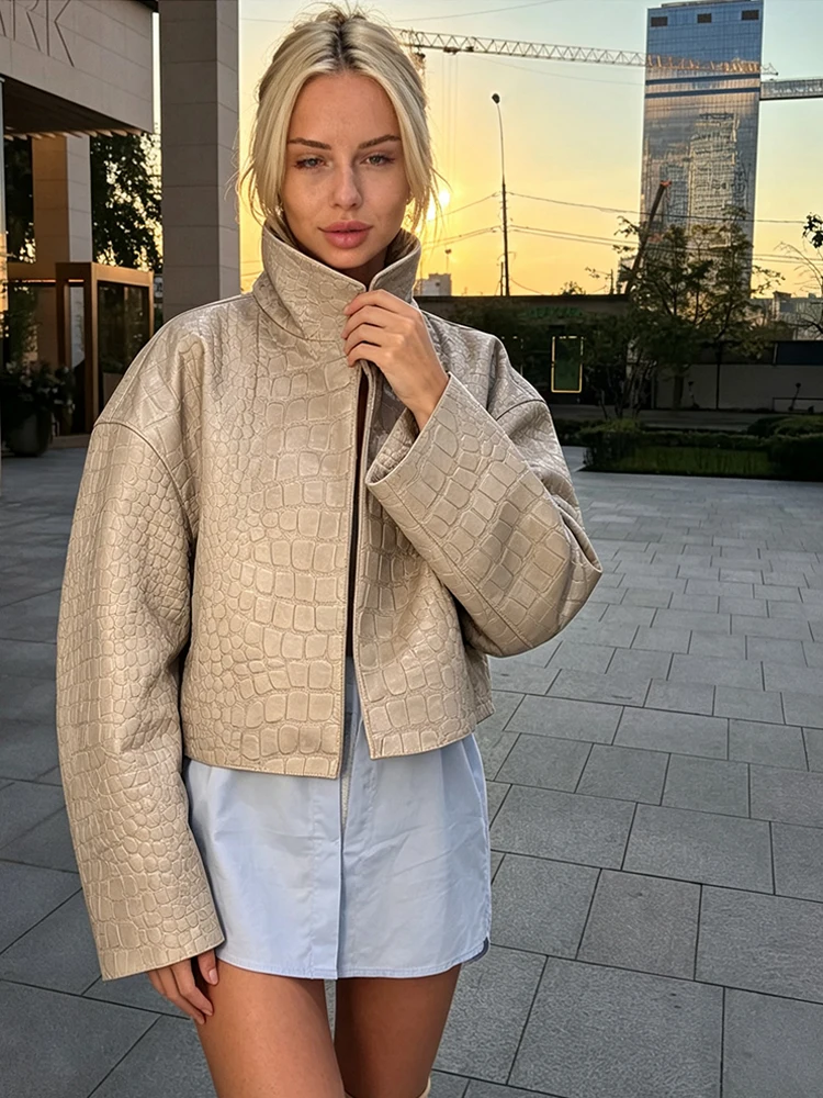 Minimalistische geprägte Kunstlederjacke für Damen, weiß, Stehkragen, offener Schnitt, lange Ärmel, kurzer Mantel, modische Streetwear für Partys. – Detail 9
