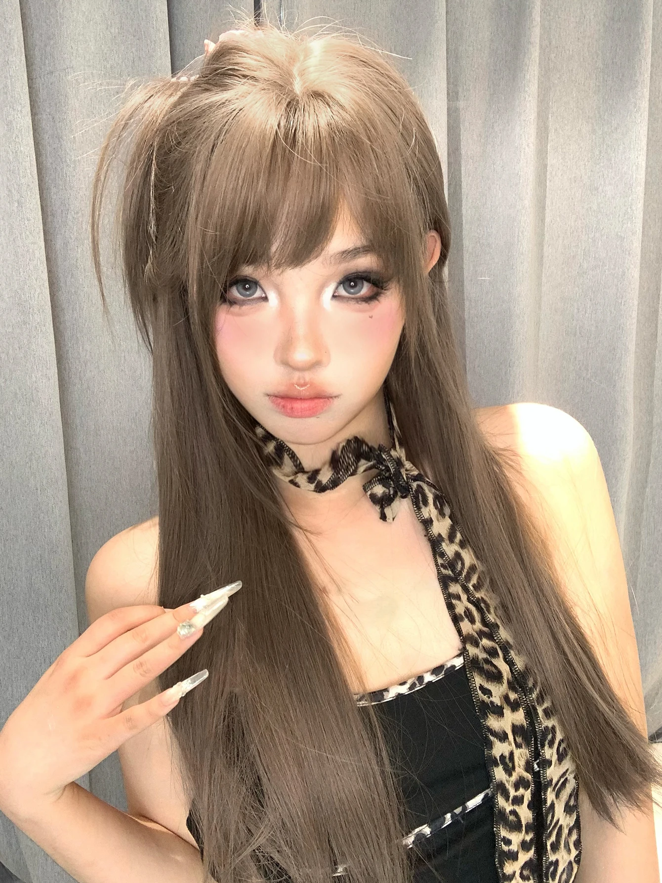 28 inch honey ash brown bang wig detail