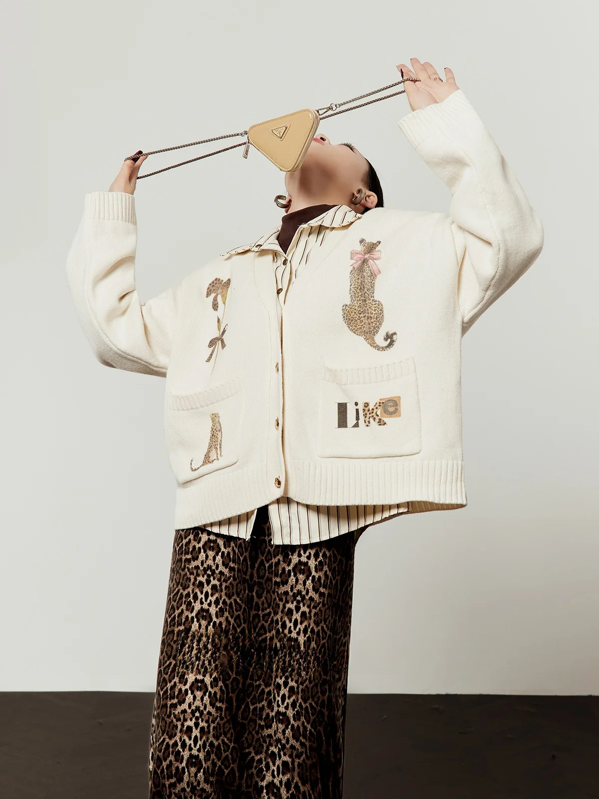 

Белый вязаный кардиган с леопардовым принтом, свободный крой, женский, весна 2026, новинка, бренд Zhou Li Wu