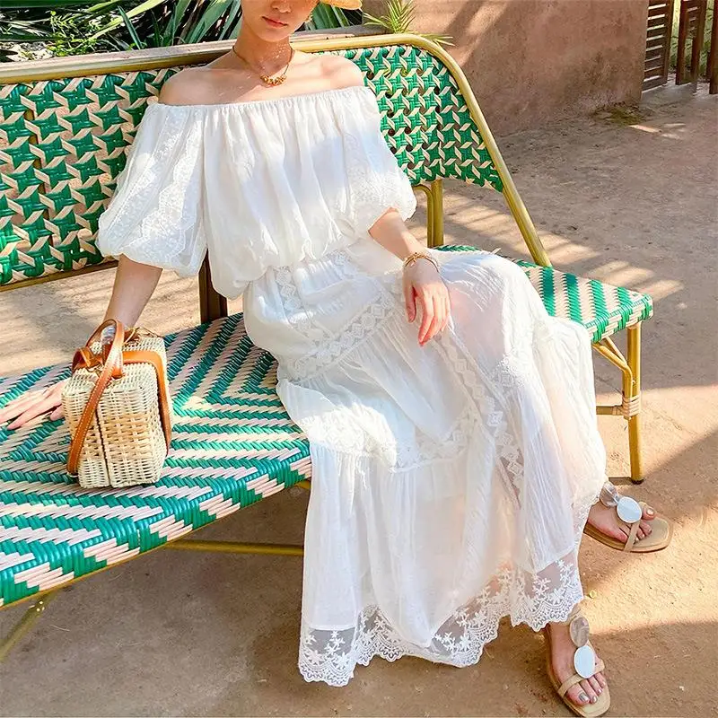 

Женский летний комплект из двух предметов: белая футболка и топ с открытыми плечами в южнофранцузском стиле.