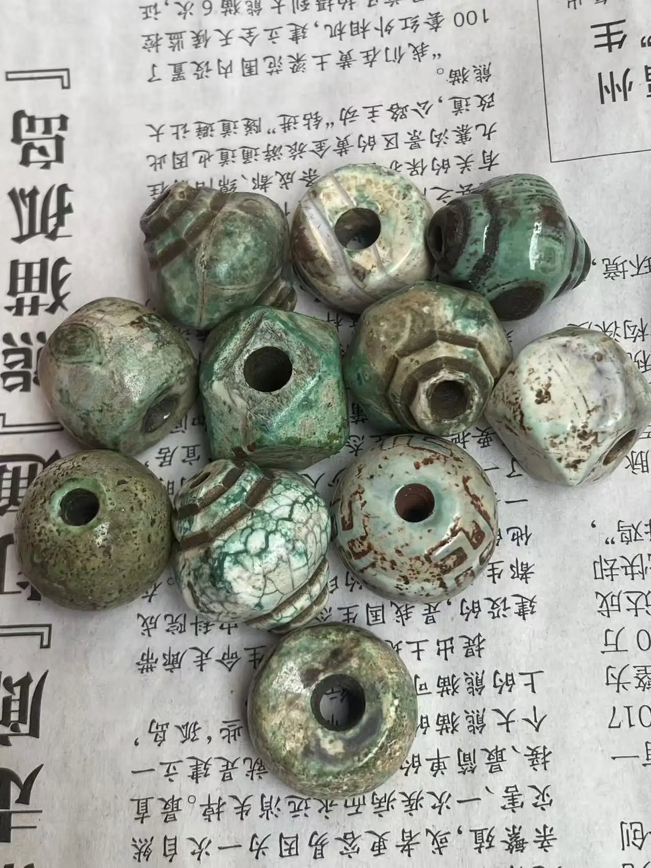 1pcs/lot Cost-effective octagonal lantern-shaped, round, and other agate Dzi beads with light green vintage craft loose beads
