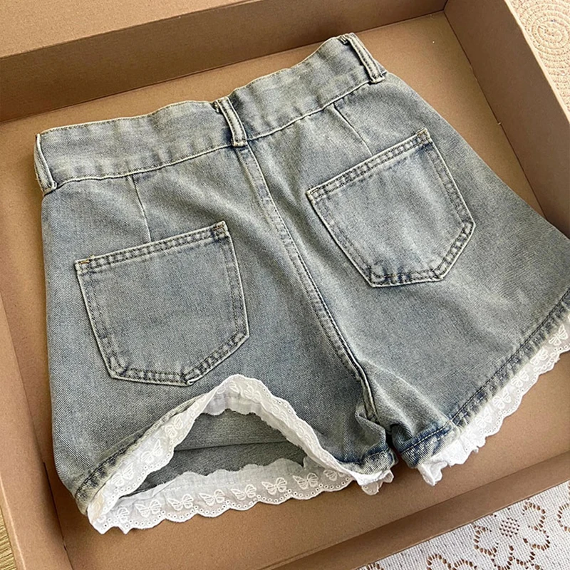 Pantaloncini di jeans con design a fiocco in pizzo nuovo da donna Estate nuovi pantaloni a gamba larga sottili a vita alta stile ampio alla moda