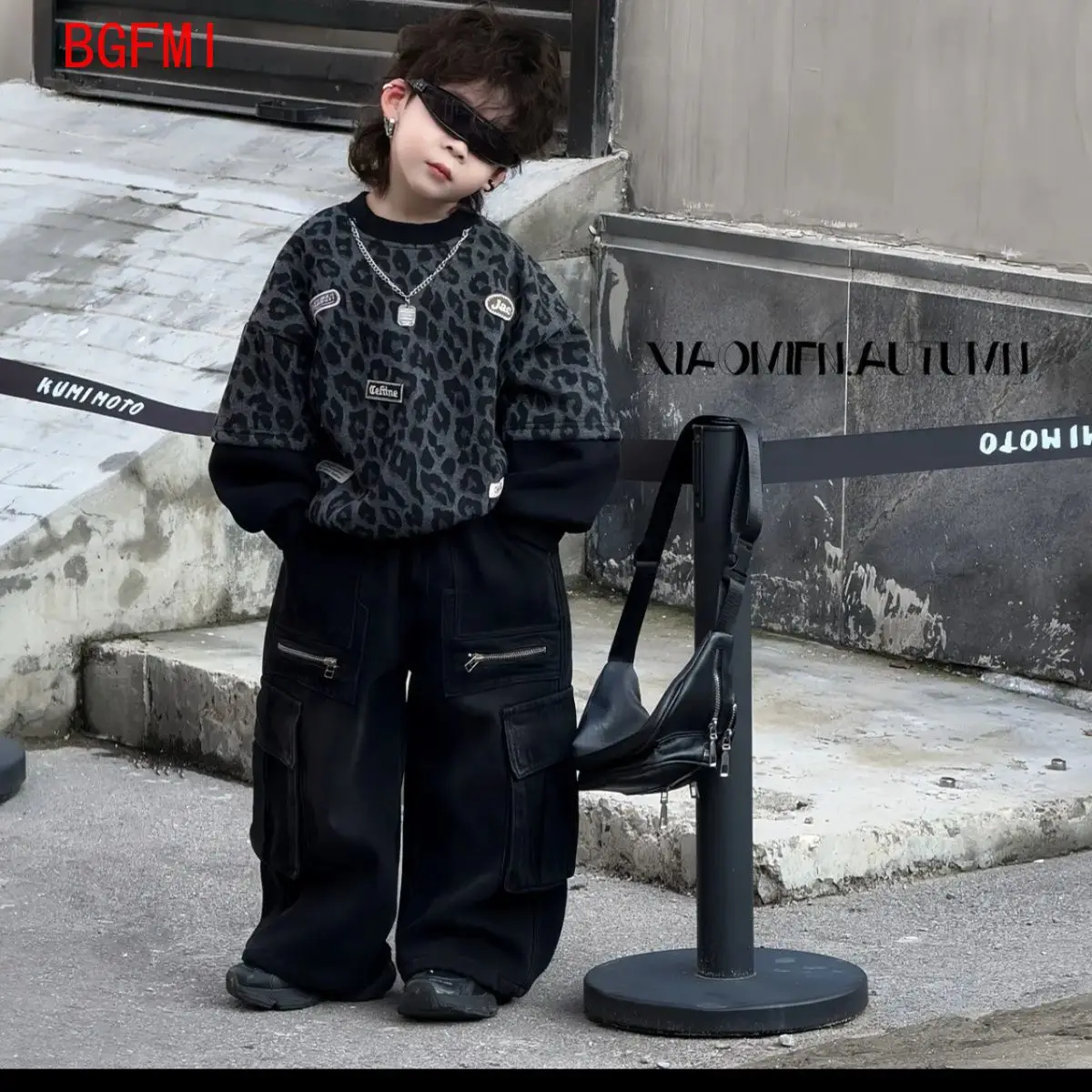 

Корейская осенне-зимняя новинка 2023 года для мальчиков, детская шерстяная и бархатная лоскутная толстовка с леопардовым принтом + цельные бархатные джинсы, комплект из 2 предметов