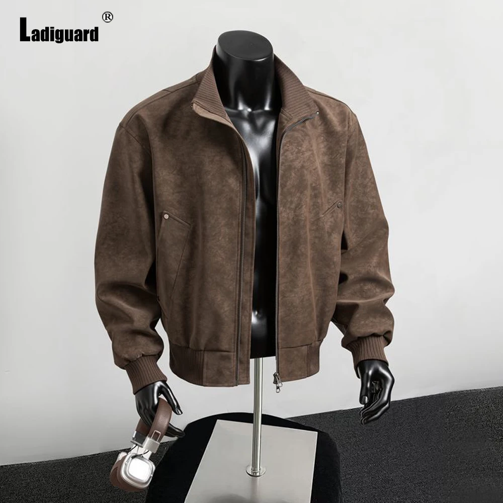

2025 Мужская модная куртка из искусственной кожи в стиле рок с карманом на молнии и воротником-стойкой, базовые пальто больших размеров, мужские топы, верхняя одежда, новинка
