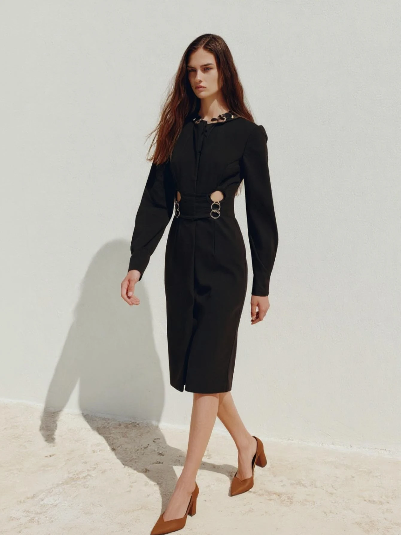 Sukienka damska Mia Muse, jednolita, z wycięciami, długi rękaw, okrągły dekolt, długość do kolan, elegancka, modna, letnia, jesienna, butikowa.