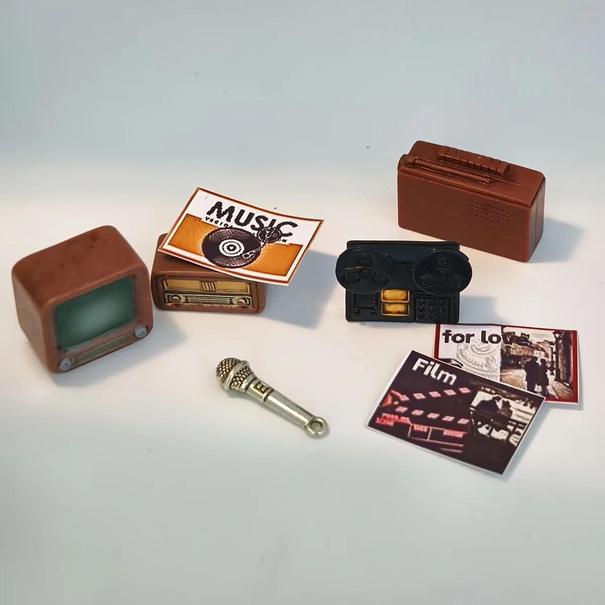 8-teiliges Retro-Miniatur-Audio-Video-Set, Projektor, Fernseher, DVD, Radio mit Mikrofon, Vintage-Puppenhaus-Filmszenen-Dekor, Sammlerstück-Geschenk – Detail 2