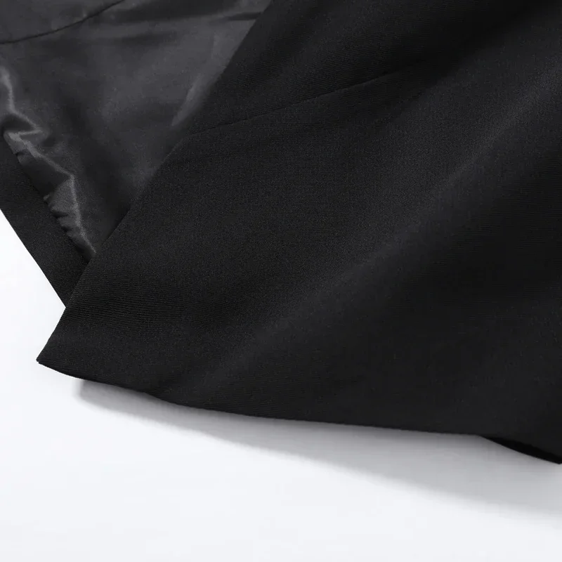 Eleganter Damenmantel mit Schulterpolstern, schwarz, schmal geschnitten, mit Manschetten, langen Ärmeln, Stehkragen, Damenmäntel, Herbst/Winter 2026, Damenoberbekleidung – Detail 5