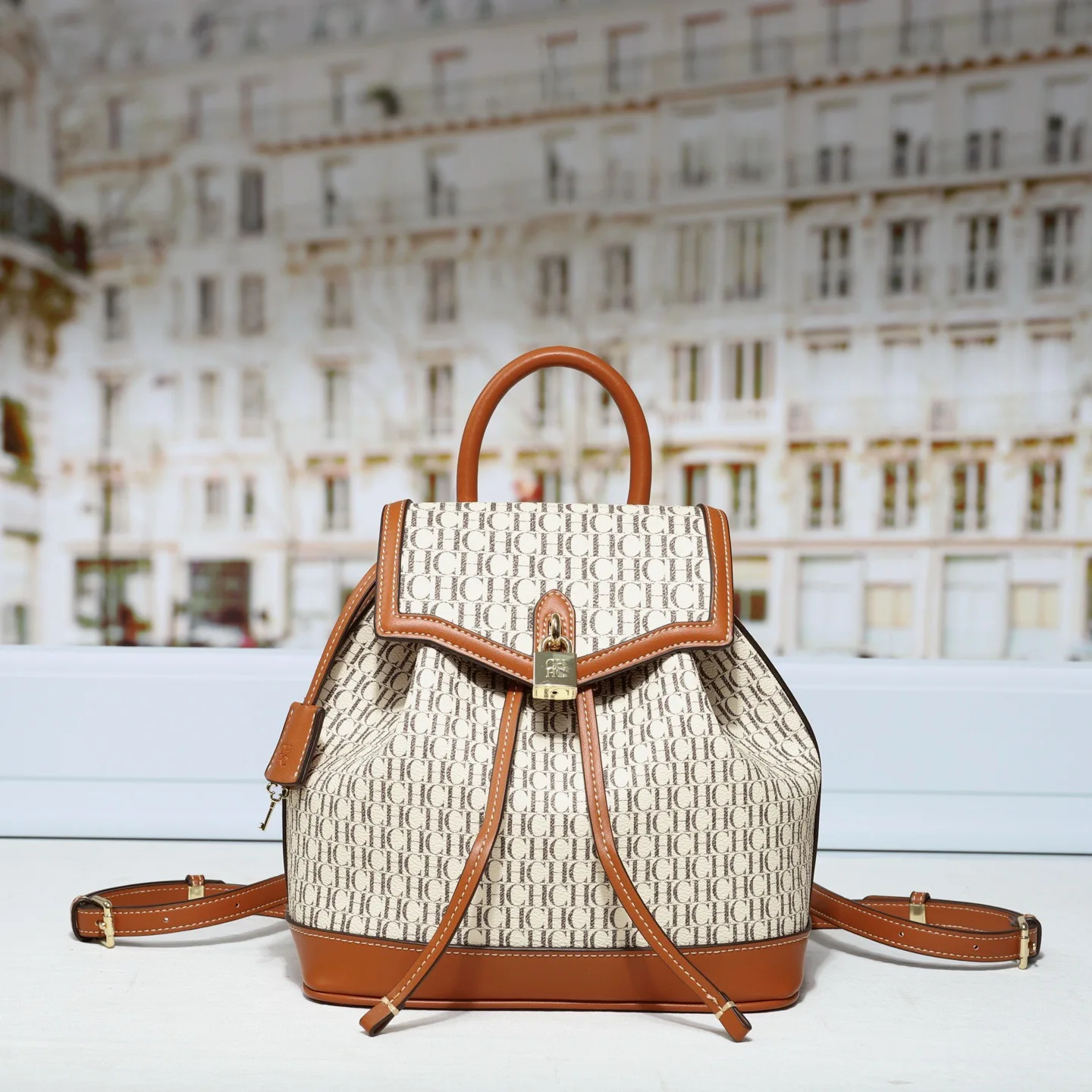 حقيبة ظهر CH Fashion وصلت حديثًا حقيبة ظهر ذات ملمس أصلي خفيفة فاخرة وبسيطة ومتعددة الاستخدامات حقيبة ظهر عصرية على شكل حرف أبجدي