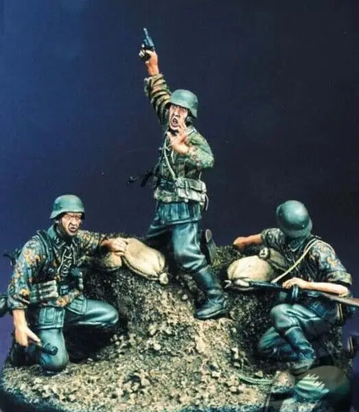 1/35 WWII Battle of Kursk (3 Resin Figures With Base) WARRIORS #35332 Model Resin Kits