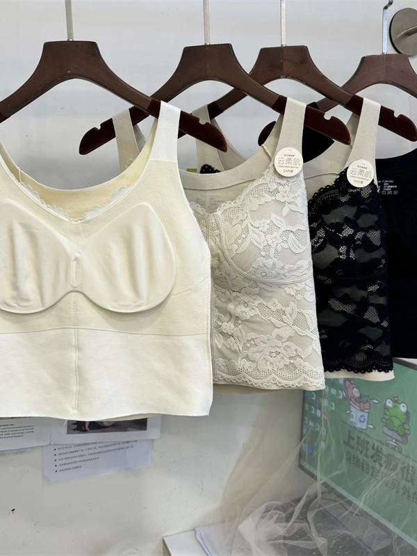 เสื้อกล้ามลูกไม้สำหรับผู้หญิง พร้อมฟองน้ำเสริมหน้าอก ใส่เป็นเสื้อซับในได้ เหมาะสำหรับฤดูใบไม้ร่วงและฤดูหนาว ให้ความอบอุ่น กระชับรูปร่าง ทรงวี คอวี ดีไซน์สวย