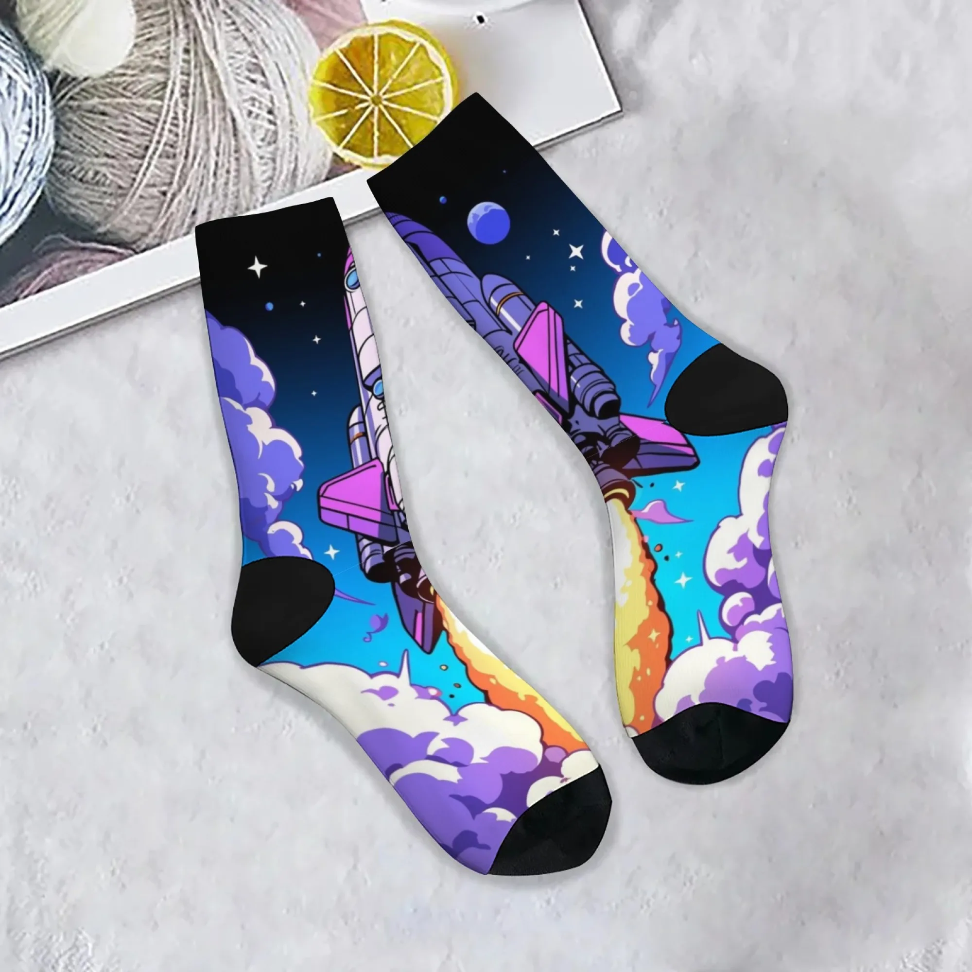ノベルティ原宿漫画宇宙ロケットプリントカジュアルソックス快適な通気性のある滑り止めメンズソックスストリートファンレトロクルーソックス