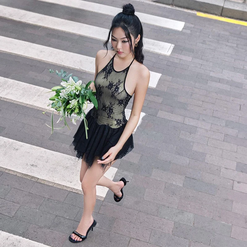 女性の A ラインミニドレス夏の新しい黒のセクシーな背中の開いたレース薄手のノースリーブスリムドレスファッションネックマウントカジュアルドレス