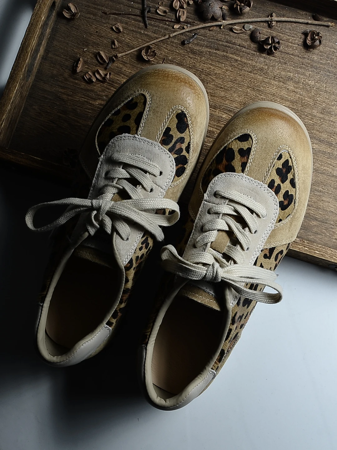 

Retro Leopard Print Women's Casual Sneakers Soft Bottom Leather Laced Flat Heel Versatile Slip-On Shoes Fashionable Glue-Weld...