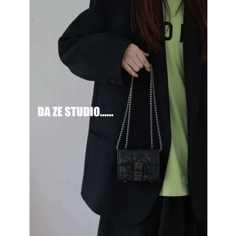 حقيبة كتف صغيرة للنساء بتصميم أنيق وجودة عالية مع سلسلة حمل سوداء، حقيبة صيفية عصرية صغيرة من الجلد الصناعي الناعم مع إغلاق ب...