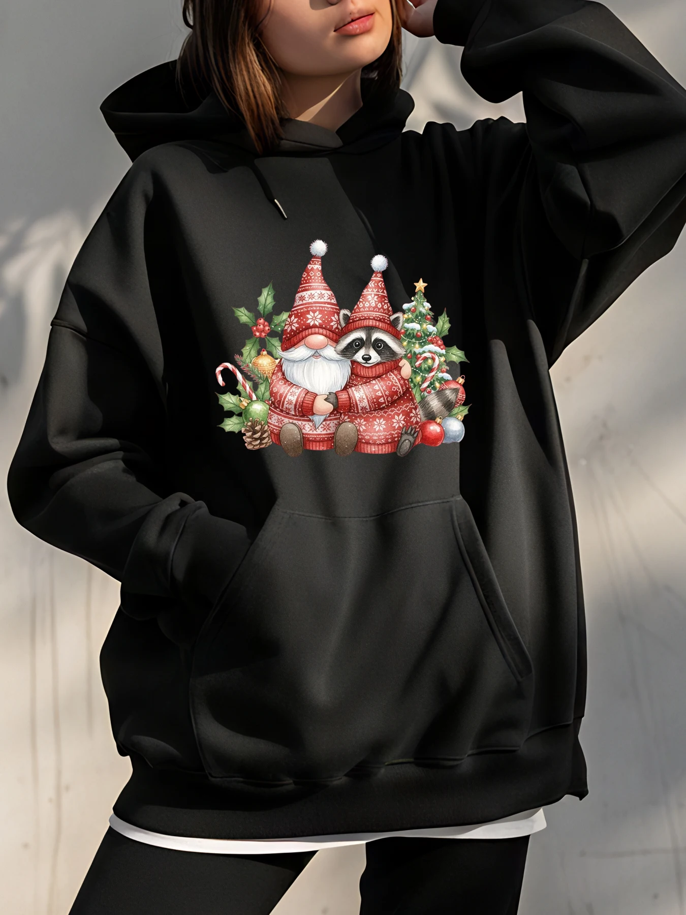 Felpa con cappuccio natalizia con stampa gnomo e procione con dettagli festivi e scena natalizia
