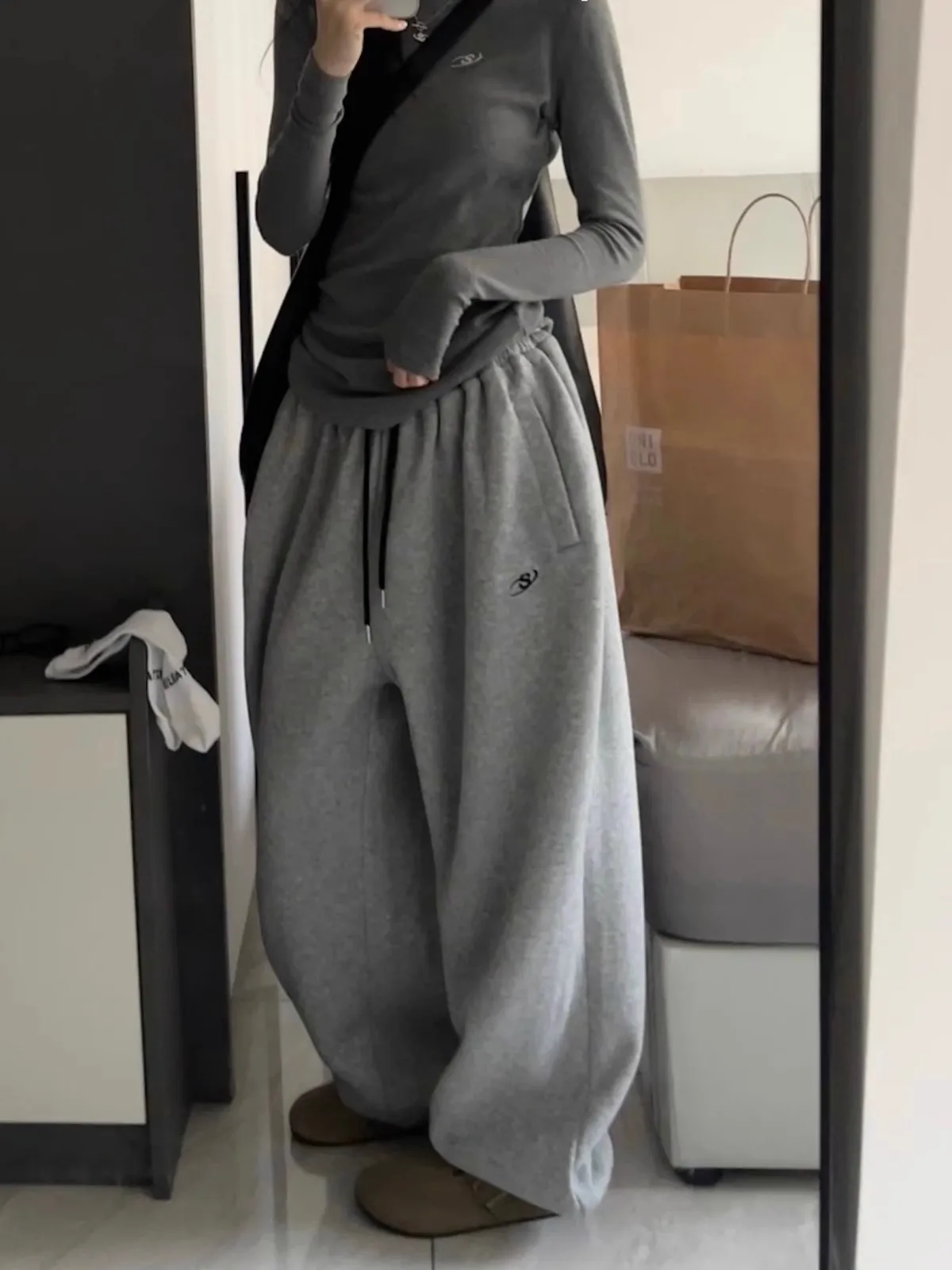 بنطلون نسائي على الطراز الأمريكي مبطن بالصوف مع حبل للربط، فضفاض وواسع الساق، بنطلون رياضي عادي للخريف والشتاء من القطن والبو...