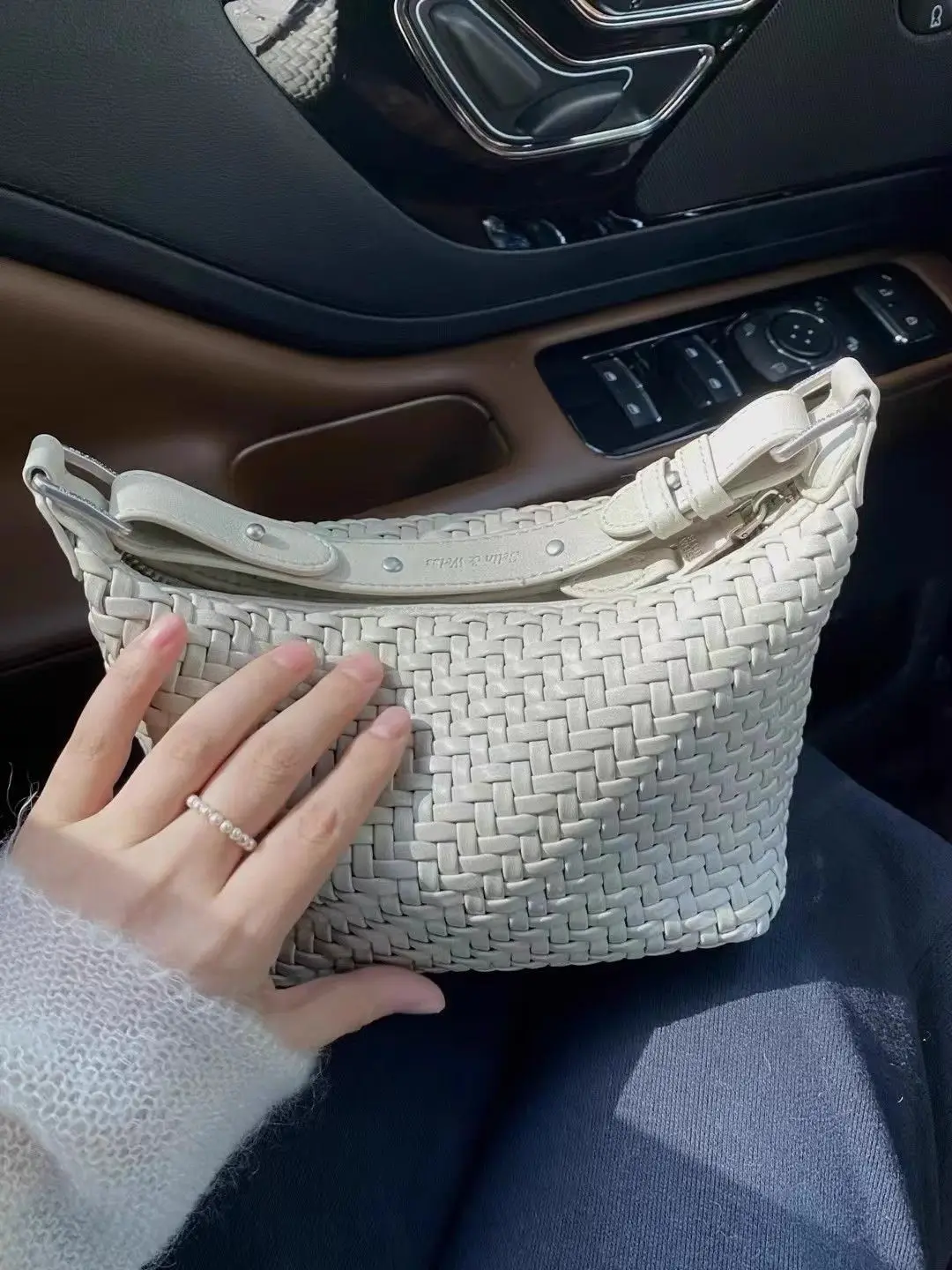 Somenie niche woven handbag women's 2026 new versatile soft leather casual hand carry messenger bag premium shoulder bag view 3