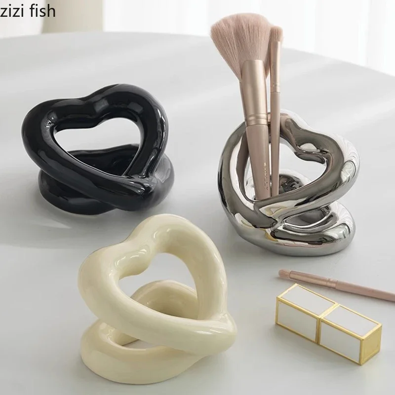 Ceramic Toothbrush Holder Creative Heart Shaped Toothpaste Holder Dressing Table Makeup Brush Storage Rack Bathroom Supplies