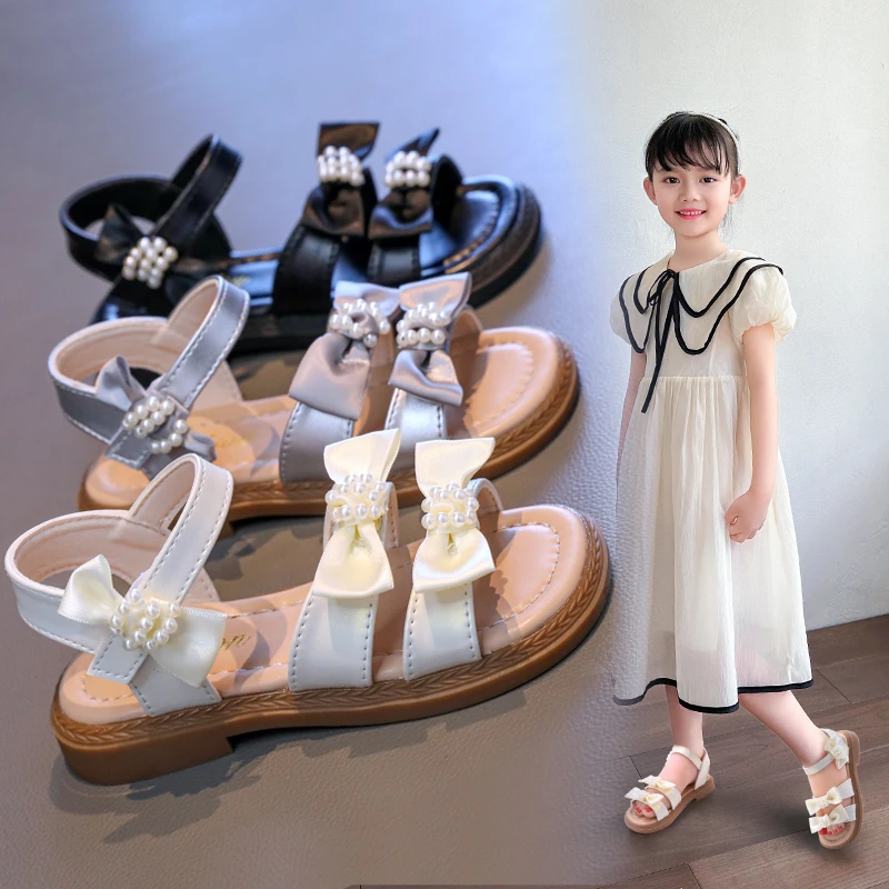 

Лето 2023, новые уличные модные сандалии из искусственной кожи для девочек, детские сандалии с жемчужным бантом, с открытым носком, нескользящая мягкая подошва