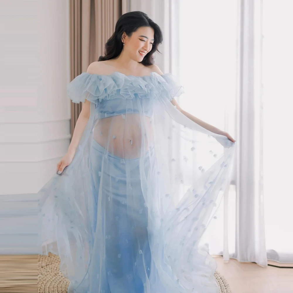 

Нежный сетчатый комплект для беременных: платье с открытой спиной и прозрачным шифоном, украшенное 3D-цветами, идеально для свадебных фотосессий