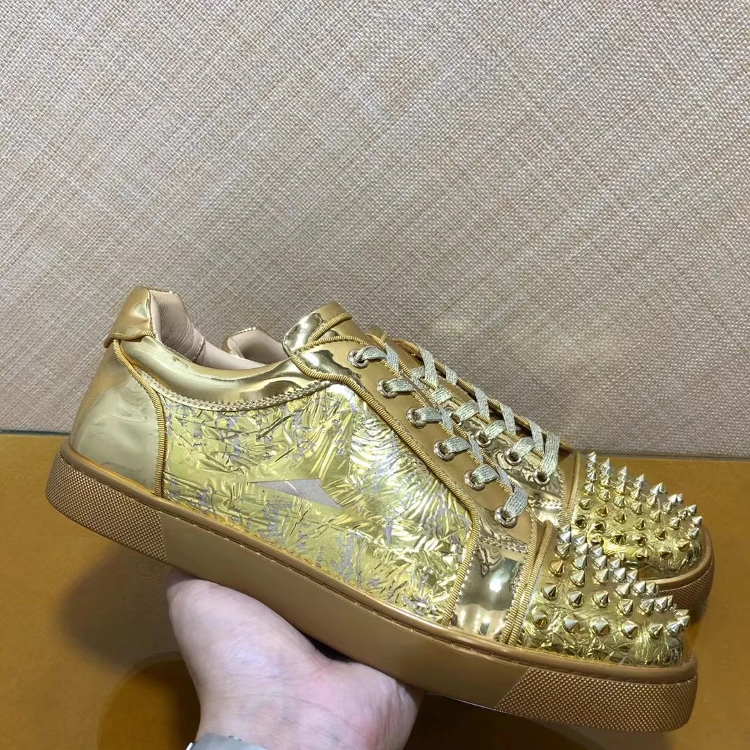 Zapatos de lujo para hombre, calzado con remaches de cuero dorado, hebilla con cordones, zapatos de fondo rojo para hombre, zapatos náuticos, mocasines, zapatillas