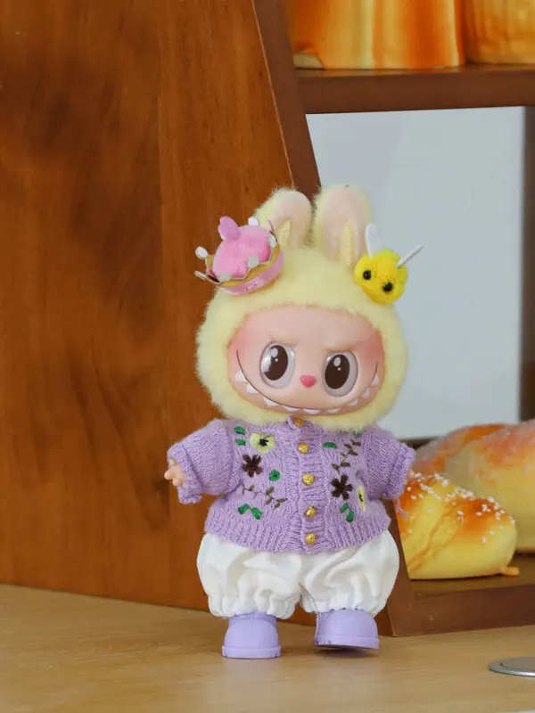 

Labubu Sitting Par Purple Sweater Set Vinyl Toy Hanging Ornament First Or Second Generation 7cm Soft Plu Doll Clothes